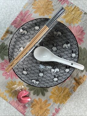 NWOT SH Home Bunnies Ramen Set Stoneware